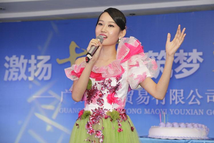 慶生儀式，女歌手領唱明天會更好